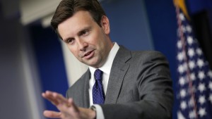 Josh Earnest gives props to Obama administration for Paris attacks response