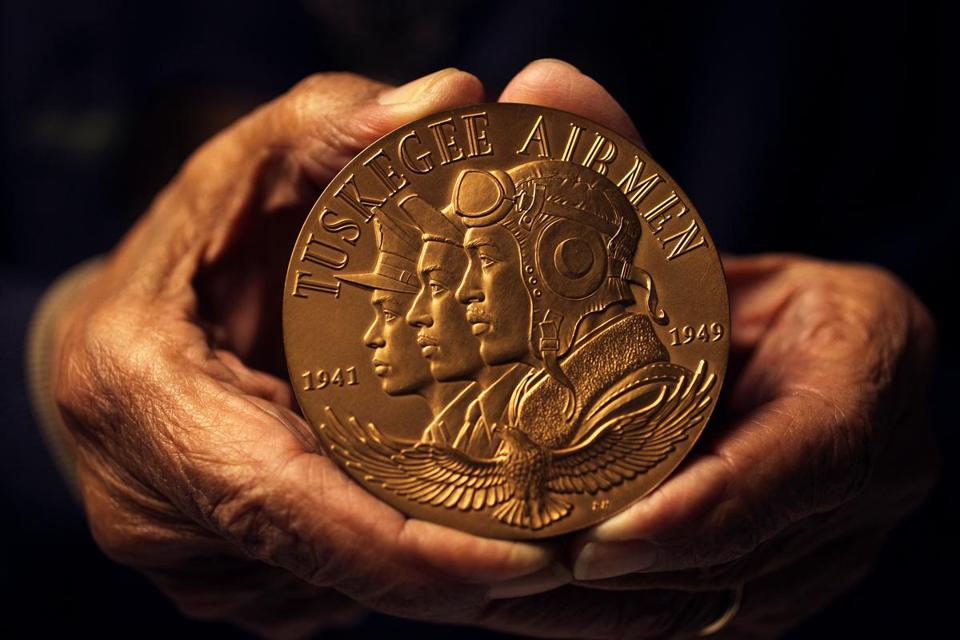 tuskegee-airmen-gold-medal